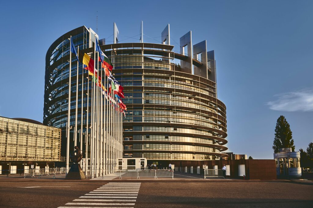 Edificio del Parlamento Europeo con banderas de los Estados miembros y las normas de la UE sobre cannabis medicinal